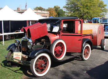 model a ford truck with period camper